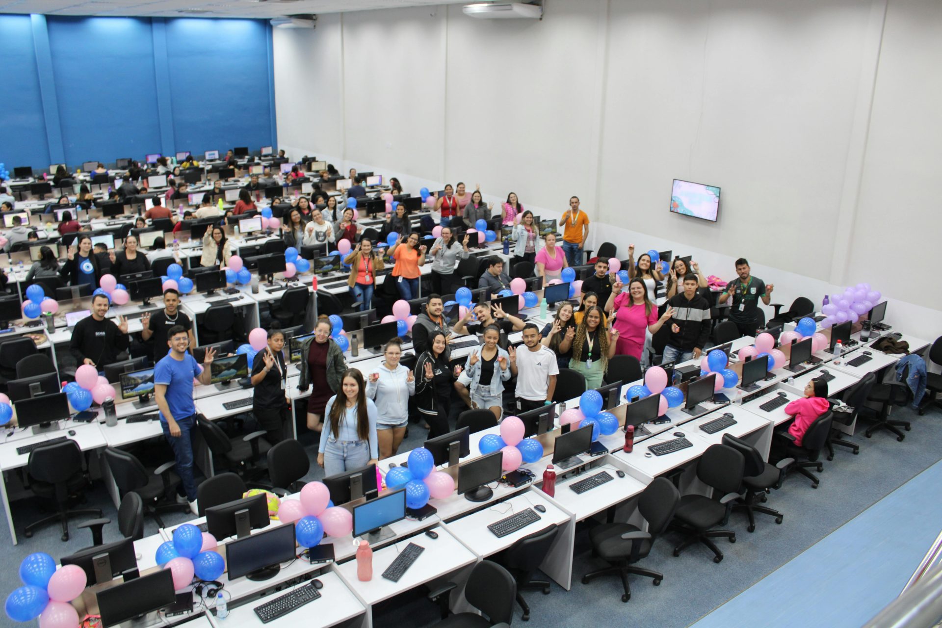 Fröhliche Bürofeier mit bunten Luftballons und einem bunt gemischten Team in den Räumlichkeiten.