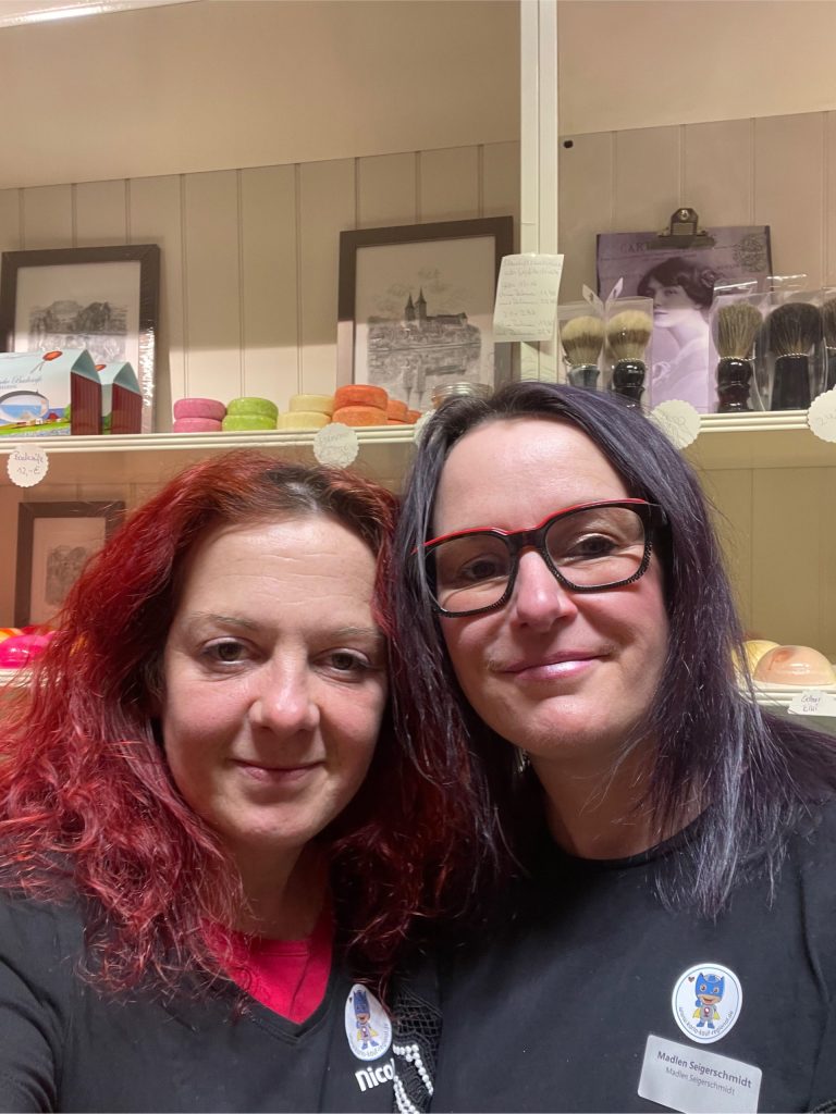 Wir sind Nicole Nowak und Madlen Seigerschmidt – Schwestern, Familienbetrieb und mit ganzem Herzen in Mittweida zu Hause.